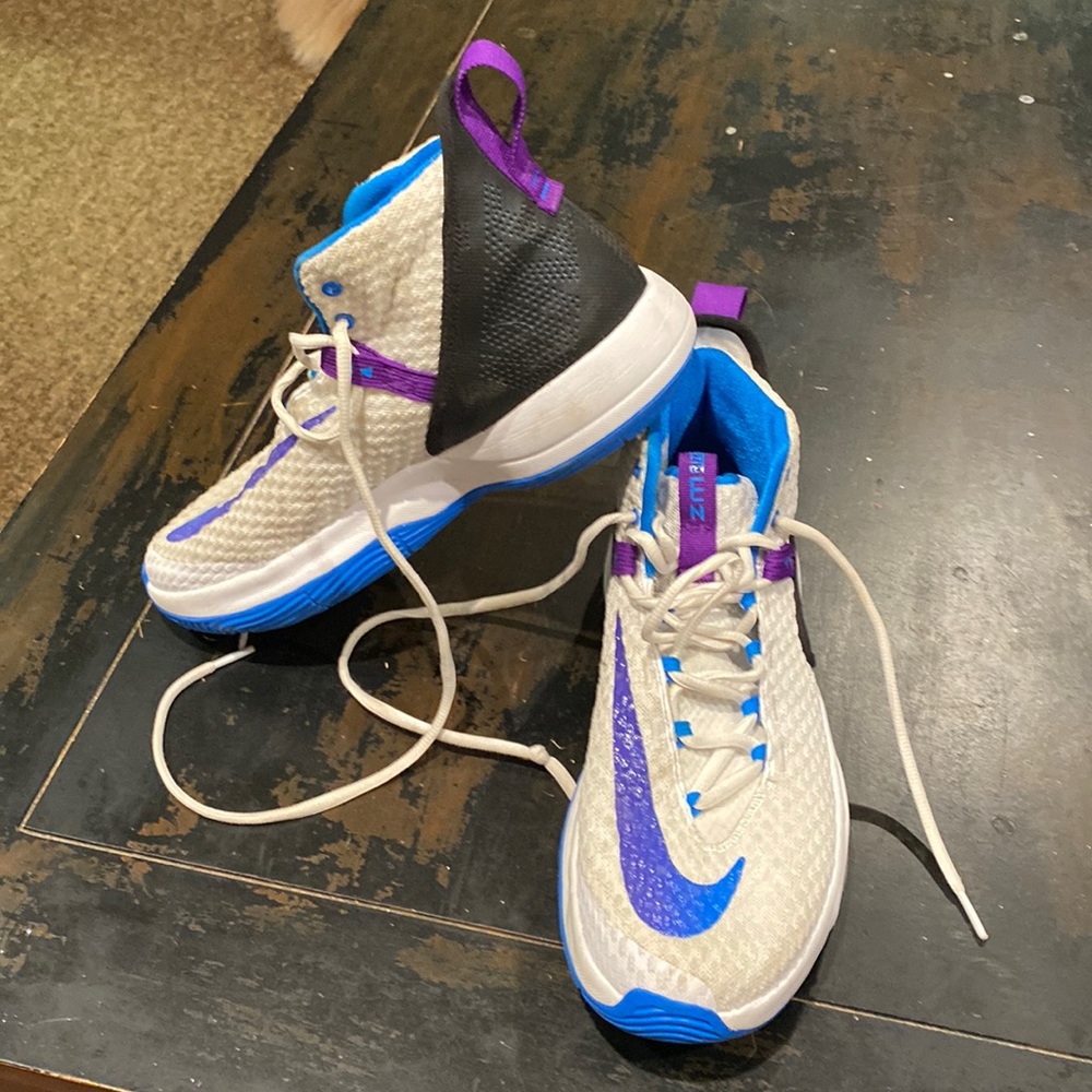 Mens Nike zoom rize basketball shoes. Size 10.